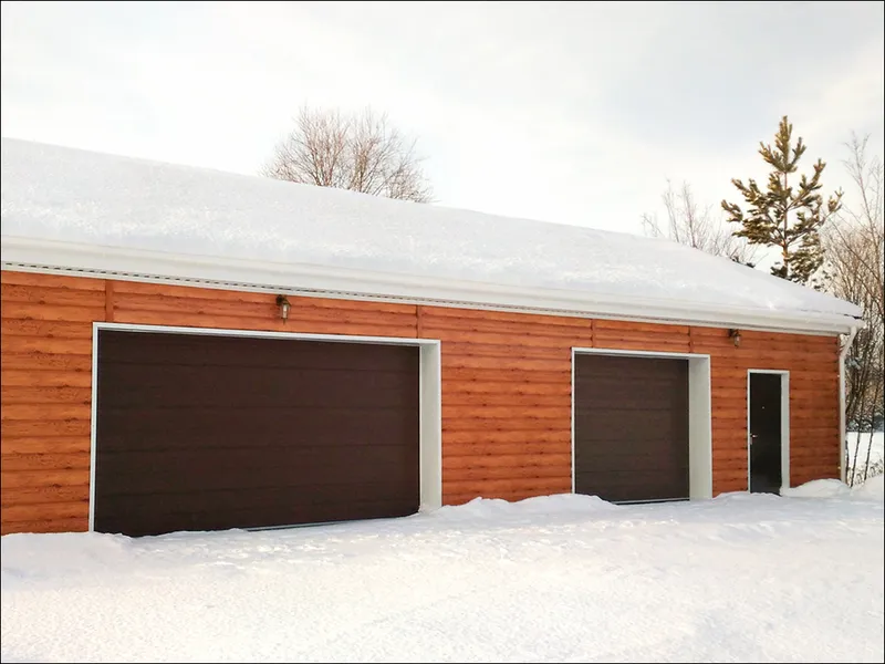 Секционные ворота DoorHan коричневые широкая полоса